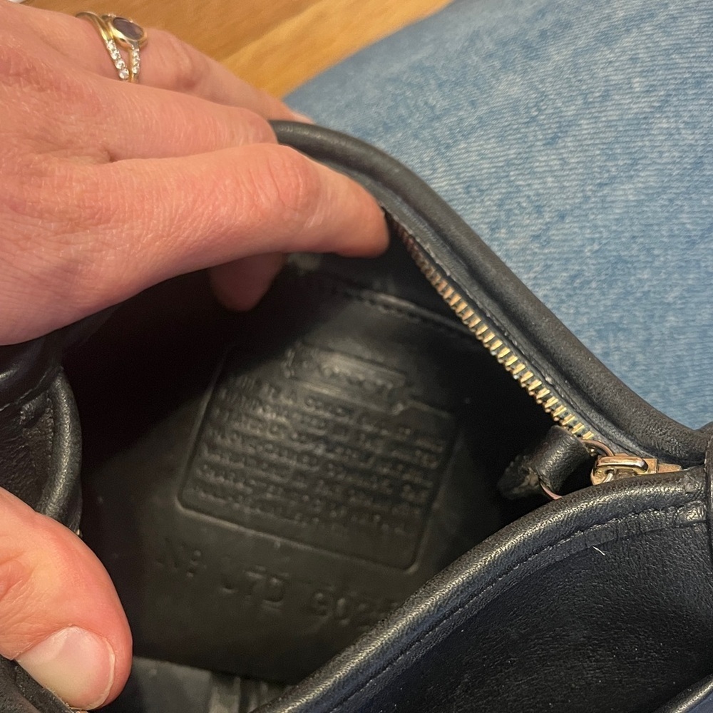 I don't have this bag anymore do not offer. Crossbody 9031 Bag Black Made in US - Picture 4 of 13